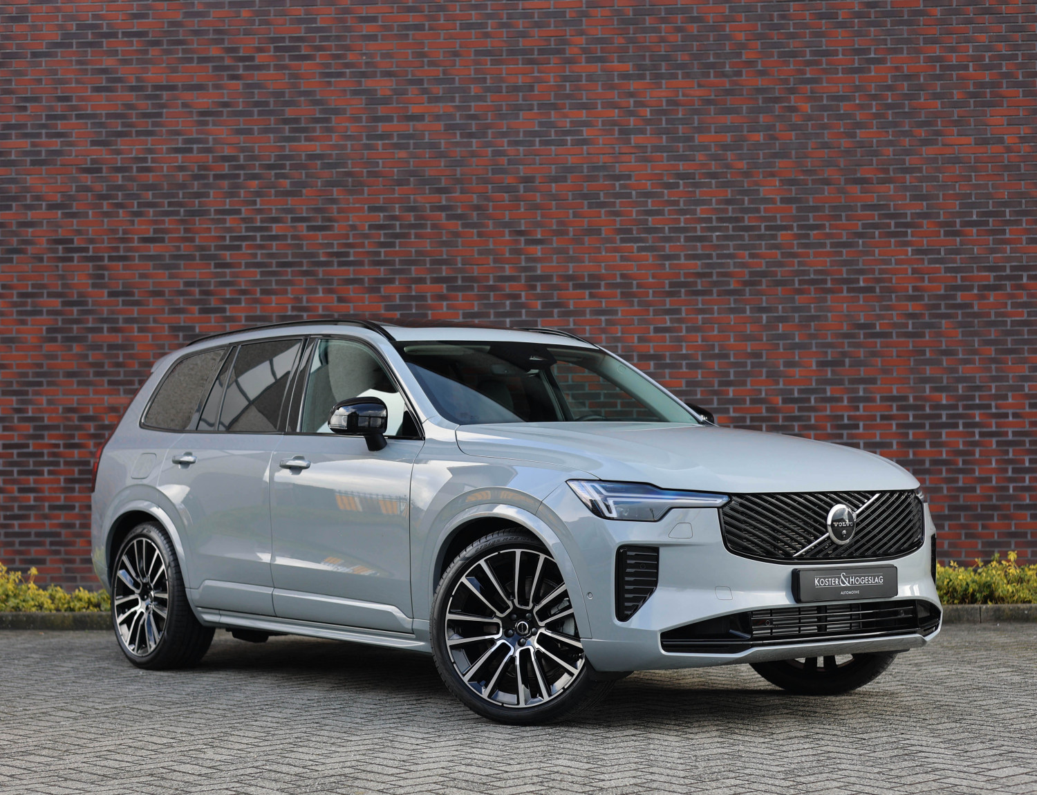 Volvo XC90 T8 AWD Ultra Dark
